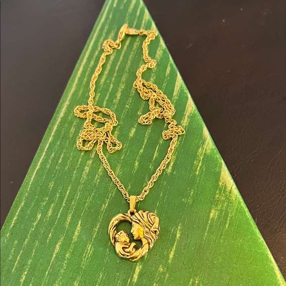Avon Gold Pendant Necklace - Picture 6 of 6